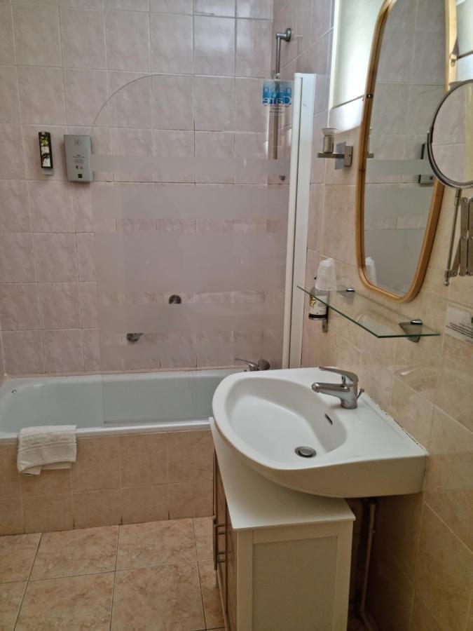 Logis Les Terrasses De Corton Hotel Ladoix-Serrigny Екстериор снимка